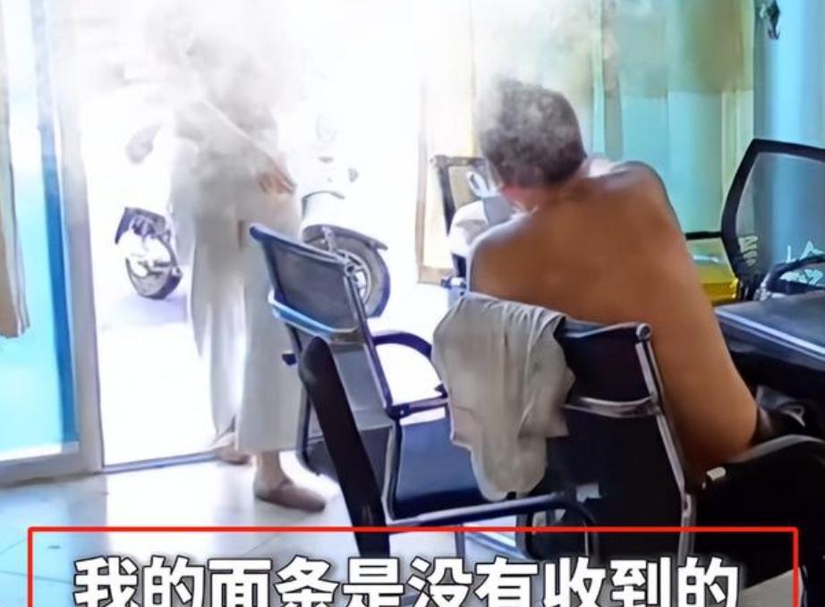 女子拿外卖踹门后续！和解遭拒，人被拘留，老板驱车离开当地