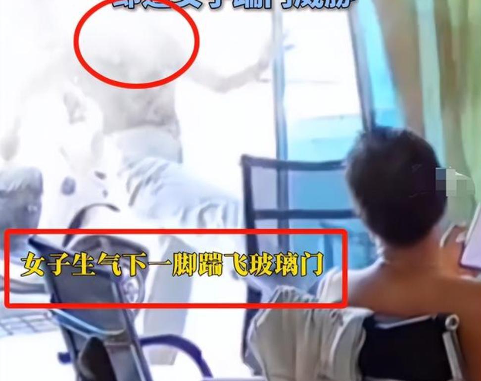 女子拿外卖踹门后续！和解遭拒，人被拘留，老板驱车离开当地