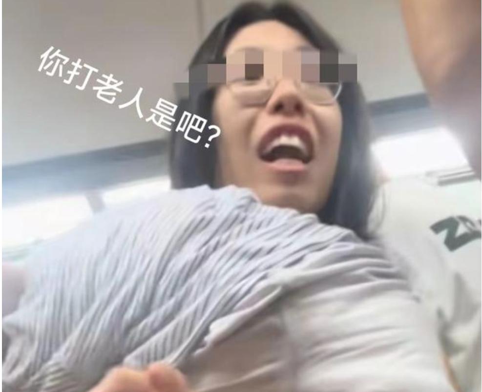 女生拒让座被大妈殴打后续:家属拒道歉，嚣张嘴脸曝光，警方介入