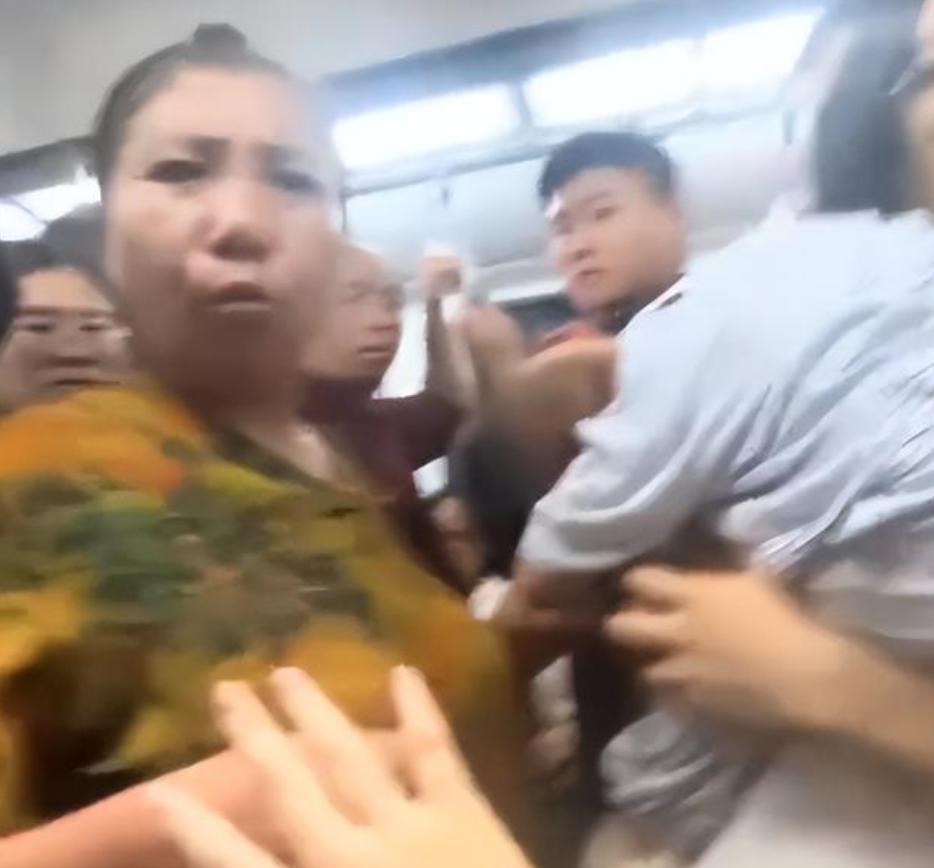 女生拒让座被大妈殴打后续:家属拒道歉，嚣张嘴脸曝光，警方介入