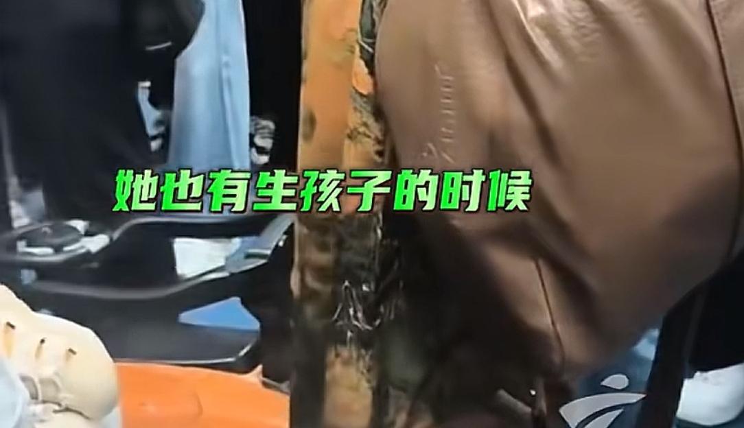 女生拒让座被大妈殴打后续:家属拒道歉，嚣张嘴脸曝光，警方介入