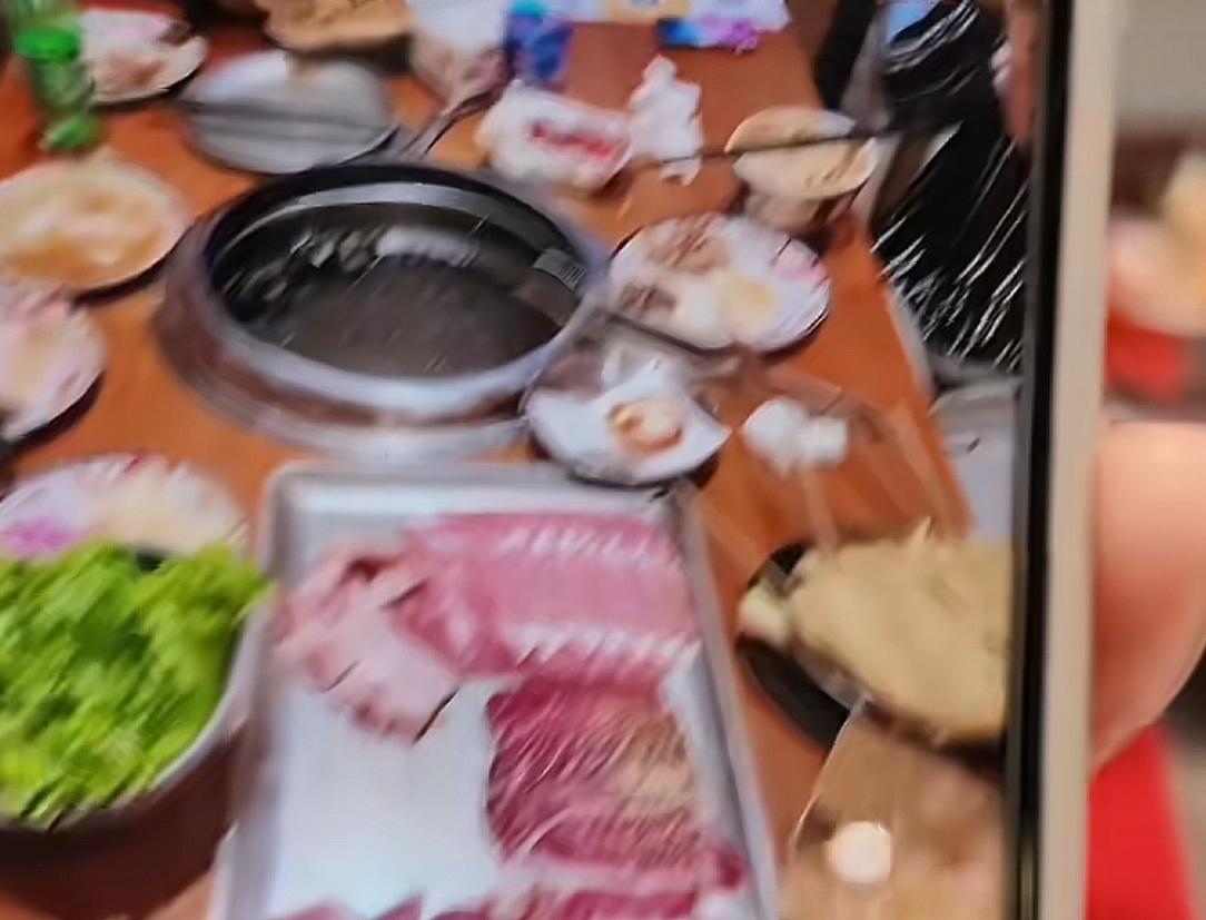 女子吃自助被扣押金后续！店里撒泼吐口水，商家却要自行承担损失