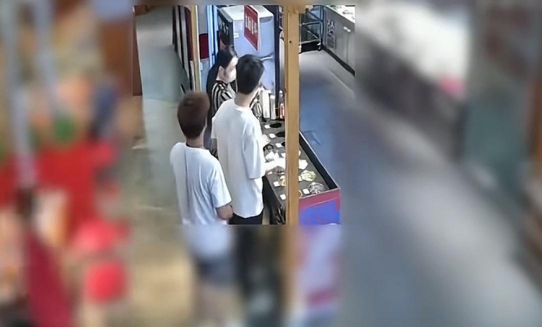女子吃自助被扣押金后续！店里撒泼吐口水，商家却要自行承担损失