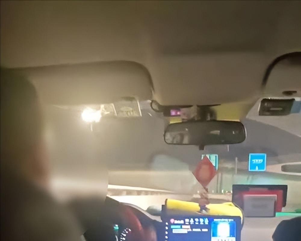 女孩曝景德镇出租车宰客，司机辱骂还抢手机，报警后态度更恶劣