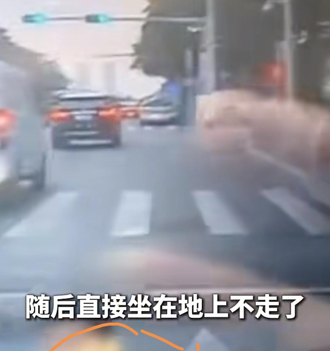 男孩骑车被后车按喇叭，生气堵车前不走，网友:年纪不大脾气不小