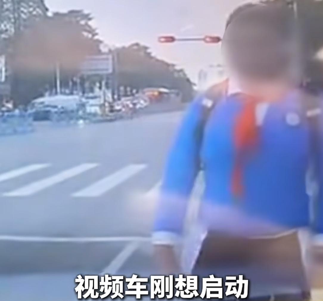 男孩骑车被后车按喇叭，生气堵车前不走，网友:年纪不大脾气不小